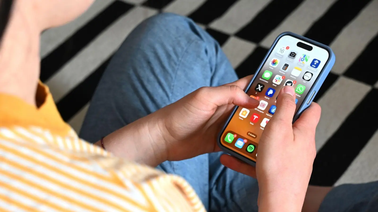 Viele Angelegenheiten kann man bei diversen Unternehmen fast nur noch oder ausschließlich per App regeln. (Foto: Elisa Schu/dpa/dpa-tmn)