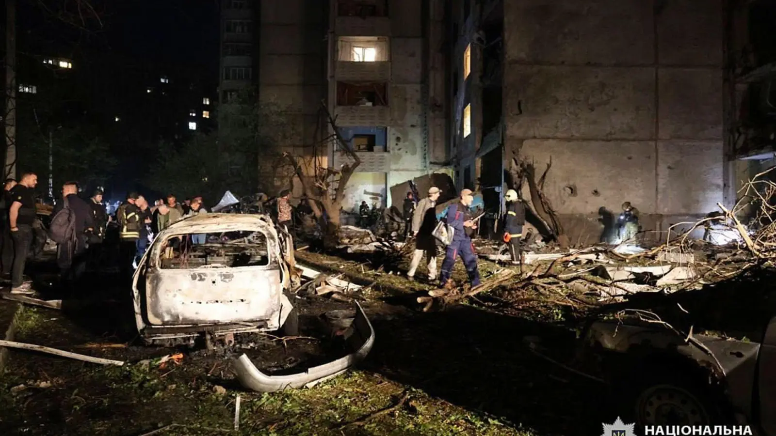 Der Einschlag einer russischen Gleitbombe hat schwere Zerstörungen in Charkiw verursacht.  (Foto: Uncredited/Ukrainian National Police/AP/dpa)