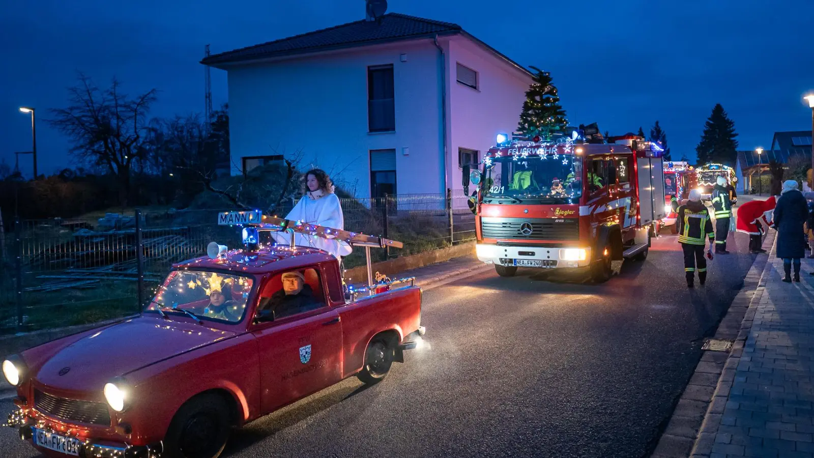Eine Weihnachtsparade mit ihren geschmückten Fahrzeugen bot die Feuerwehr Hagenbüchach auch in diesem Jahr (Foto: Mirko Fryska)