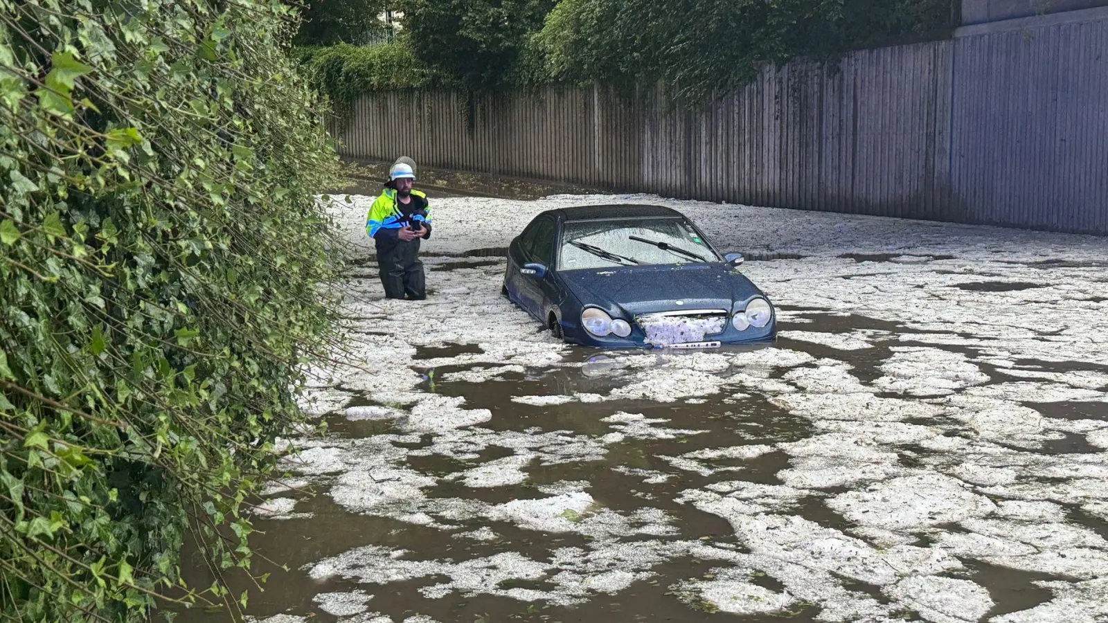 Kräftige Gewitter zogen vor allem über das Allgäu und Oberbayern hinweg und hinterließen wie hier im Allgäu ihre Spuren. (Foto: Michael Breher/dpa)