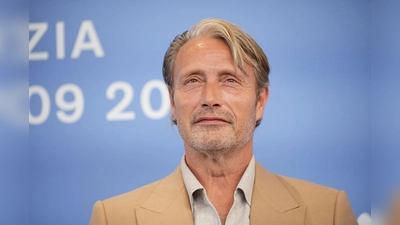 Jetzt wieder ohne Dauerwelle: Mads Mikkelsen.  (Foto: Alessandra Tarantino/Invision/AP/dpa)