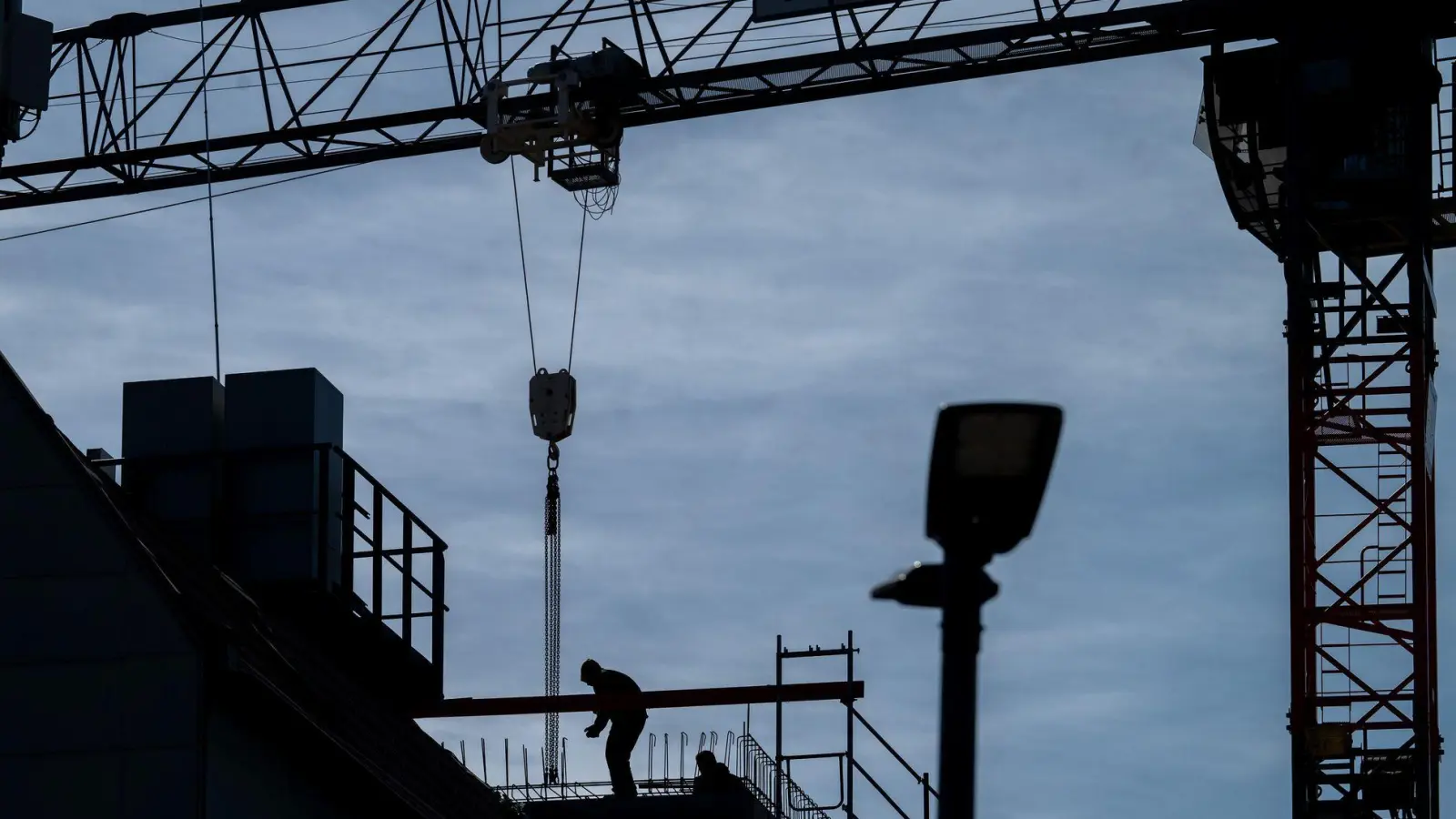 Das Forschungsinstitut IW rechnet damit, dass die deutsche Wirtschaft in diesem Jahr etwas schrumpft. Besonders betroffen sei die Baubranche. (Symbolbild) (Foto: Soeren Stache/dpa)