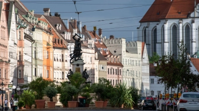 Die Maximilianstraße ist die bekannteste Feiermeile Augsburgs. Hier soll es zu einer homophoben Gewalttat gekommen sein. (Archivbild) (Foto: Stefan Puchner/dpa)