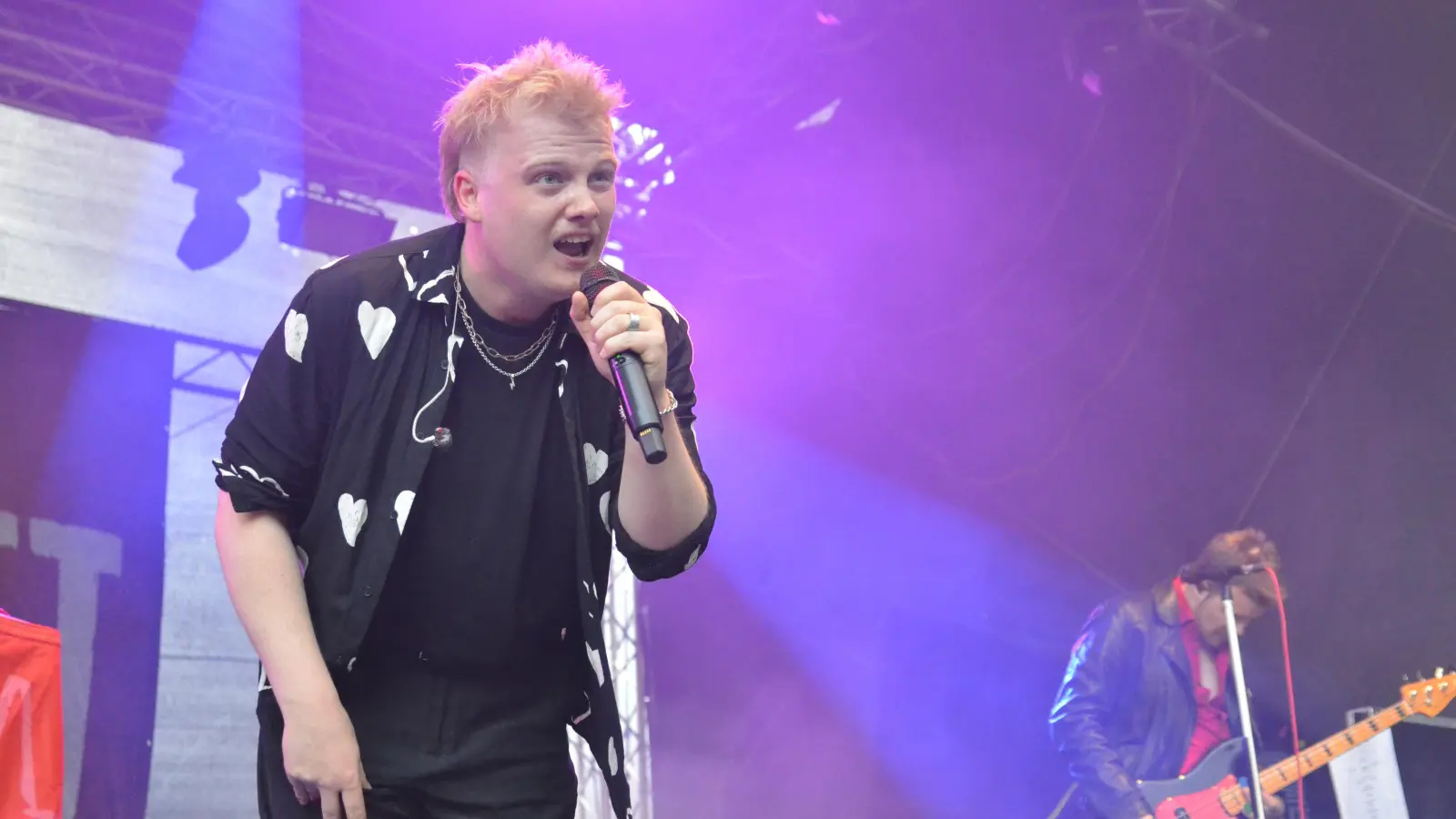 Jack Pott aus Bad Schwartau haben am frühen Sonntagabend bei einem der dickeren Regengüsse des Wochenendes die nicht leichte Aufgabe, die Fans warm zu halten. (Foto: Yvonne Neckermann)