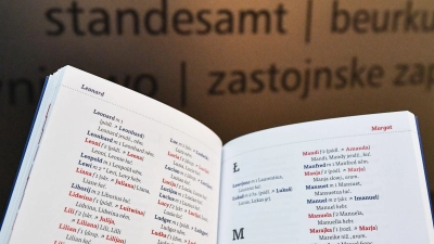 Bei der Namenssuche wälzen viele Eltern Bücher - auch mit exotischeren Namensvorschlägen (Symbolbild). (Foto: picture alliance / Patrick Pleul/dpa-Zentralbild/dpa)