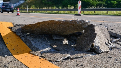 „Blow ups“ sind so gefährlich, weil es für die Verkehrsteilnehmer plötzlich und an unvorhergesehene Stellen passieren kann. (Foto: Rene Priebe/dpa/dpa-tmn)