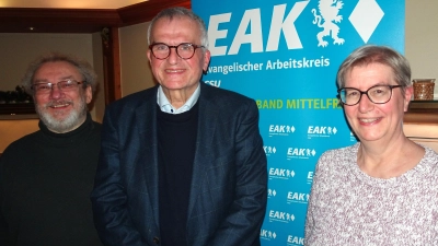 Norbert Potratz, Jürgen Hopf und Hanna Weinmann nach der Neuwahl in Neuendettelsau. (Foto: Peter Müller)