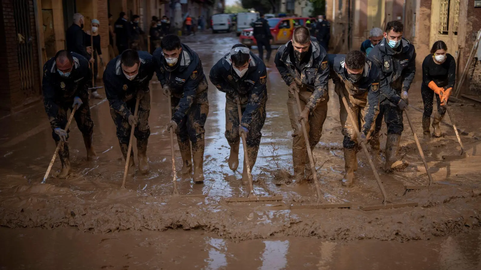 Mitglieder der spanischen Nationalpolizei beseitigen Schlamm in einem von den schweren Überschwemmungen betroffenen Gebiet in der Provinz Valencia. (Foto: Emilio Morenatti/AP/dpa)