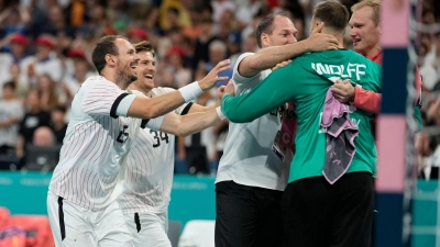 Die deutschen Handballer stehen im Olympia-Finale. (Foto: Aaron Favila/AP/dpa)