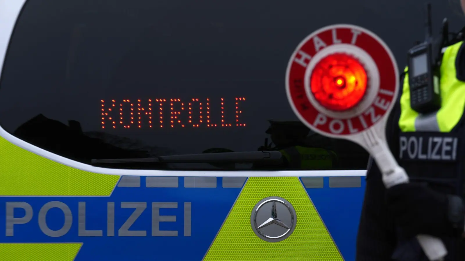 Die Spritztour eines 16-Jährigen mit dem Auto endete in Neuendettelsau in einer Polizeikontrolle. (Symbolbild: Marcus Brandt/dpa)