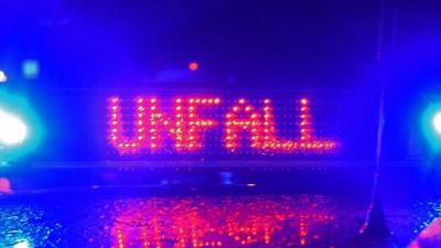 Bei einem Unfall in Ansbach entstand am Sonntagabend hoher Sachschaden. Die Polizei geht von rund 45.000 Euro aus. (Symbolbild: Stefan Puchner/dpa)