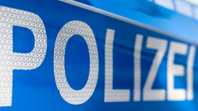 Die Polizei geht davon aus, dass die Diebe ein größeres Fahrzeug zum Abstransport des Kraftstoffs genutzt haben. (Symbolbild) (Foto: David Inderlied/dpa)