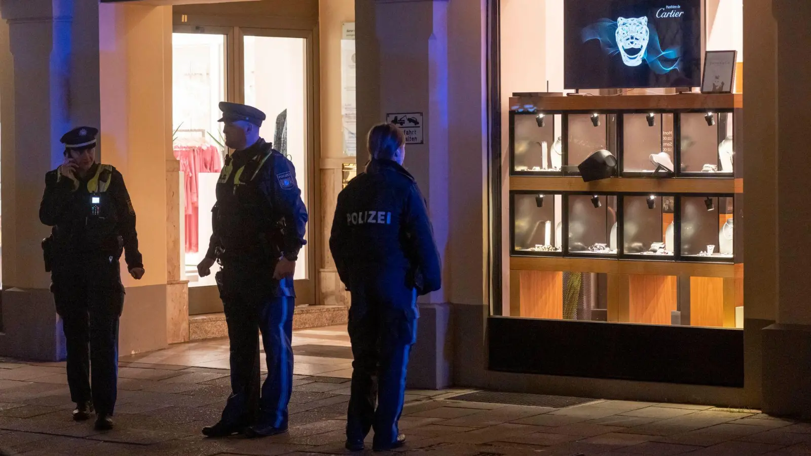 Räuber sind nach einem Überfall auf einen Juwelier in einer der teuersten Geschäftslagen Münchens unerkannt entkommen.  (Foto: Peter Kneffel/dpa)