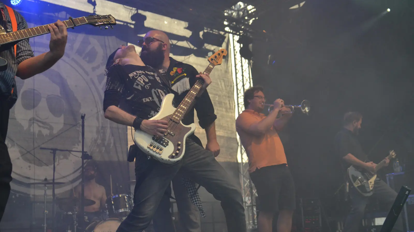 Zum dritten Mal begeistern die Bajuwaren das Biberttal mit ihrer eigenen Mischung aus Balkan-Beats und Alpen-Rock. (Foto: Yvonne Neckermann)