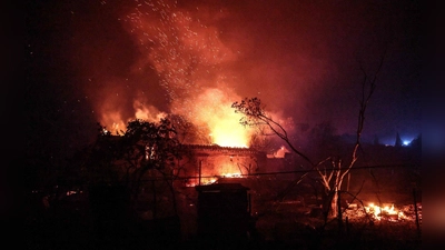 Bei einem Waldbrand in Südfrankreich sind 30 bis 40 Häuser durch die Flammen zerstört oder beschädigt worden. (Foto: Thibaud Moritz/AFP/dpa)
