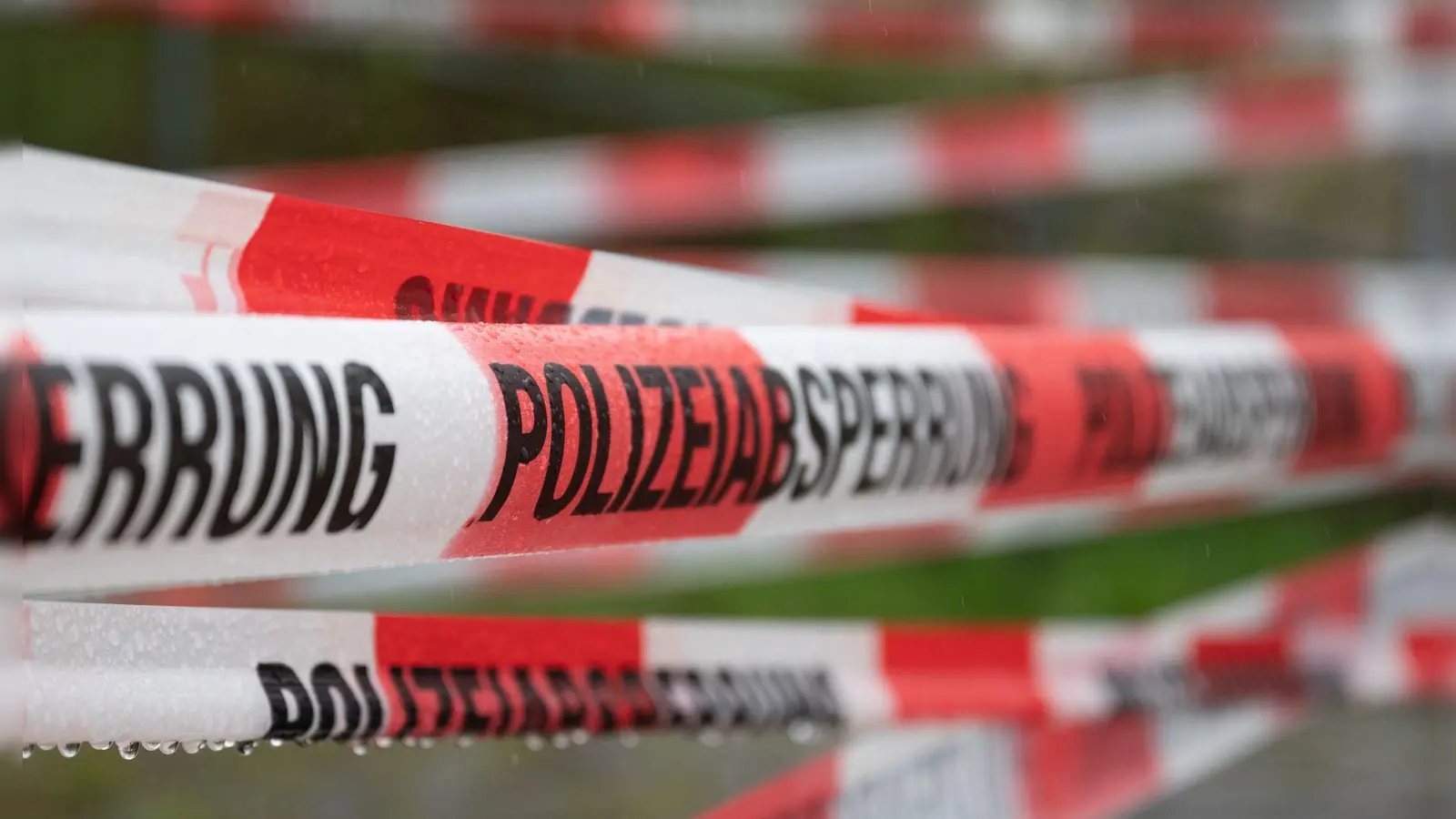 Die Polizei sperrte den Fundort ab. Nun gibt es ein rechtsmedizinisches Gutachten. (Symbolbild) (Foto: Sebastian Kahnert/dpa)