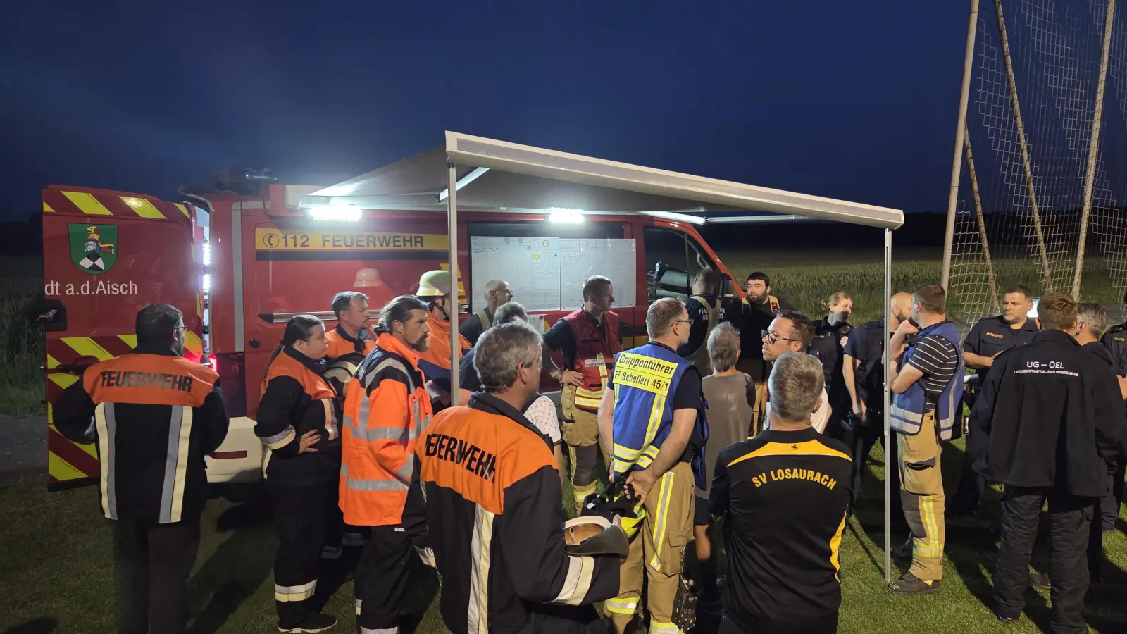 Die Einsatzleitung besprach sich intensiv, um die einzelnen Maßnahmen bei der Vermisstensuche zu koordinieren. (Foto: Kreisfeuerwehrverband/Rainer Weiskirchen)