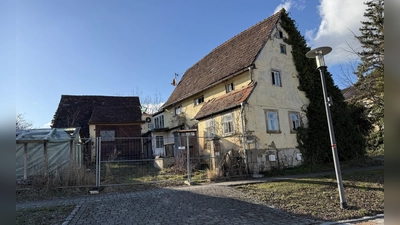 Schlummert seit Jahren verfallend vor sich hin, das Haus Seenheimer Straße 11 in Ergersheim. Nach einer anonymen Anzeige beim Denkmalschutzamt soll es vom zukünftigen Gemeinderat aus seinem Dornröschenschlaf geweckt und saniert werden. (Foto: Sylvia Fehlinger)