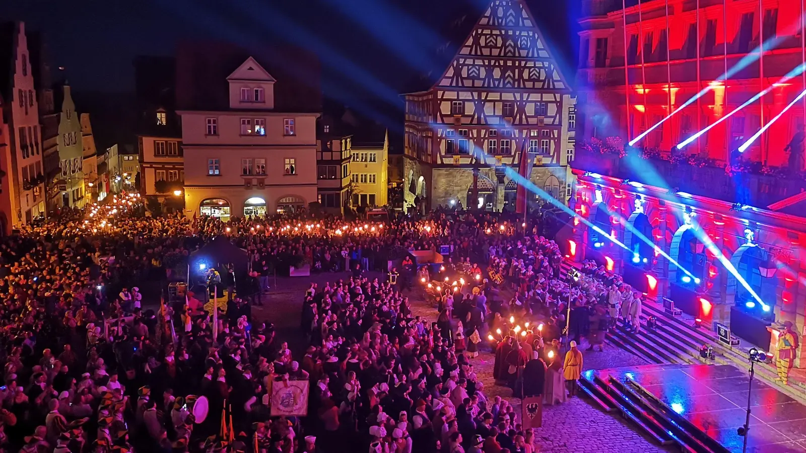 Das Wochenende beginnt am Freitagabend mit dem Eintreffen des Fackelzugs am Marktplatz und einer Licht-Show am Rathaus gleich spektakulär. (Archivbild: Jürgen Binder)