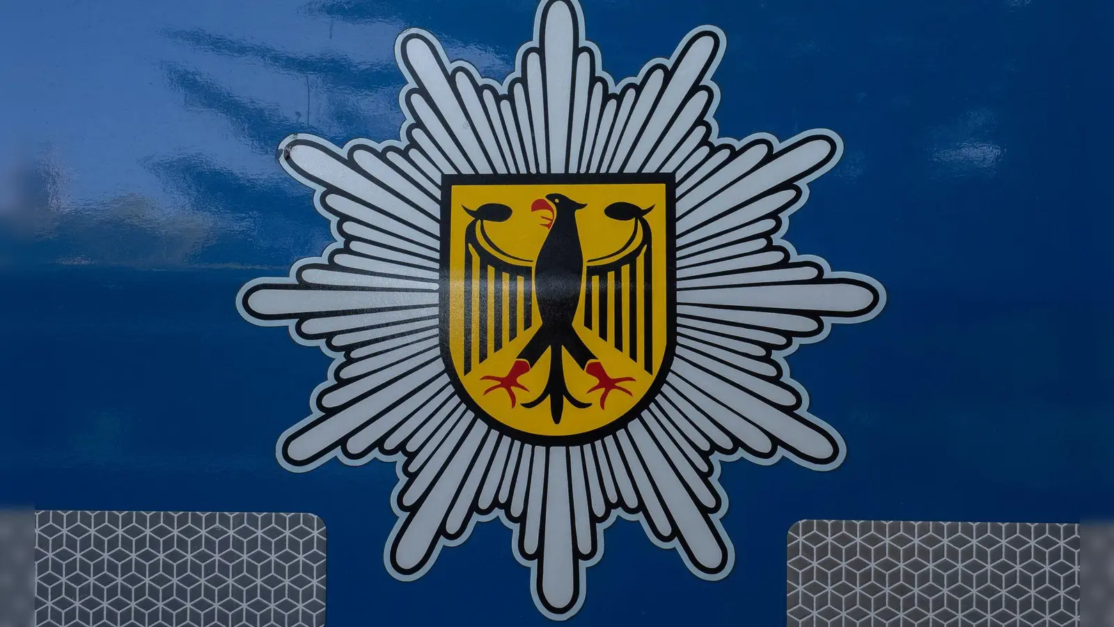 Beamte der Bundespolizei haben an der Grenze zu Tschechien mehrere Einreisende mit illegalen Feuerwerkskörpern gestoppt (Symbolfoto). (Foto: Paul Zinken/dpa-Zentralbild/dpa)