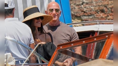 Am Tag nach der Hochzeit lassen sich Jeff Bezos und seine Frau Lauren in „Harry&#39;s Bar“ bringen. (Foto: Luca Bruno/AP/dpa)