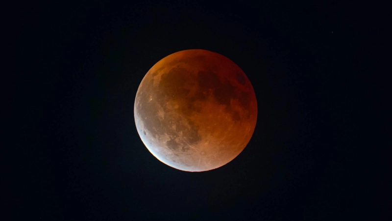 In Kupferrot getaucht war der Mond am Sonntagabend.  (Foto: Mirko Fryska)