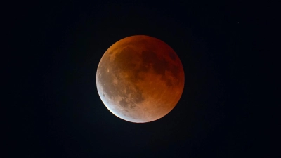 In Kupferrot getaucht war der Mond am Sonntagabend.  (Foto: Mirko Fryska)