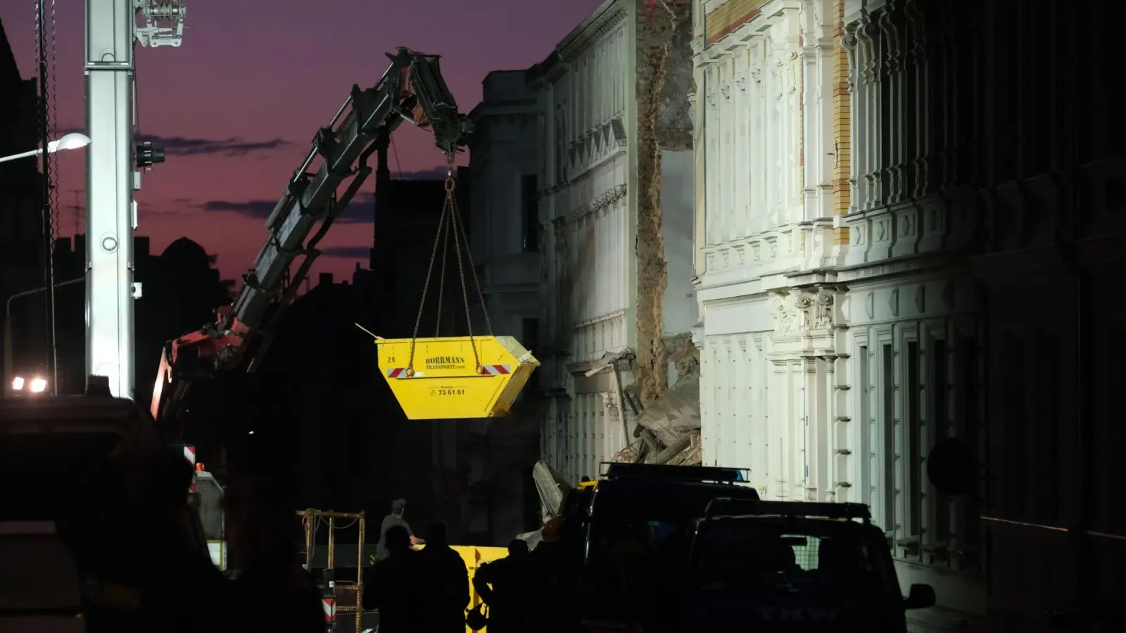 Seit Montagabend suchen die Helfer nach den Vermissten. (Foto: Sebastian Willnow/dpa)