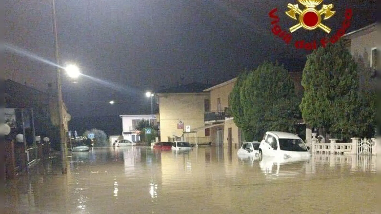  Überflutete Straße in Pisa. In Italien haben neue heftige Regenfälle wieder für erhebliche Schäden und Beeinträchtigungen gesorgt.  (Foto: -/Italienische Feuerwehr/dpa)