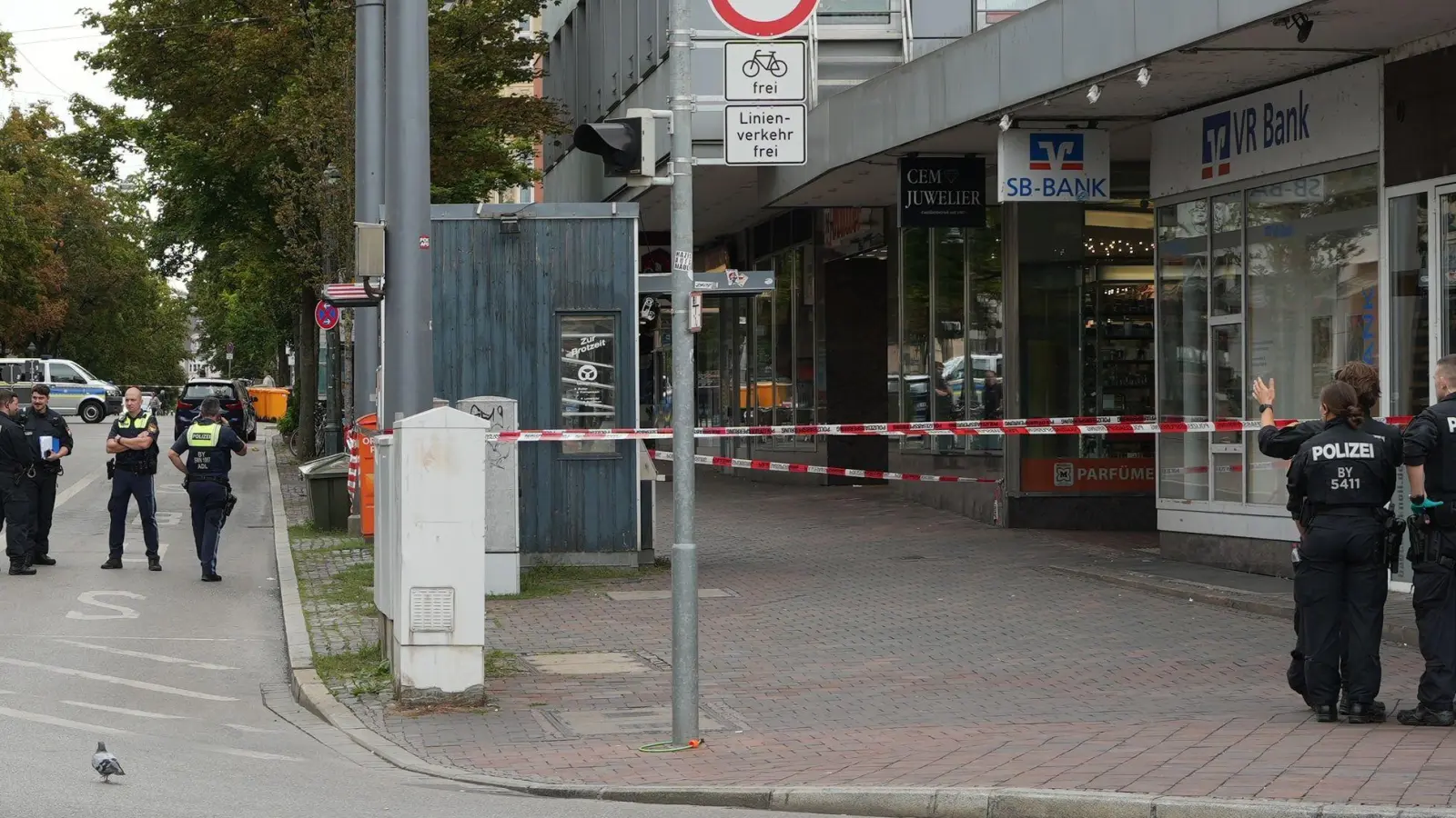 Nach der Explosion in einer Passage eines Geschäftshauses sperrte die Polizei den Bereich für die Spurensuche ab. (Foto: Felix Kirberg/dpa)