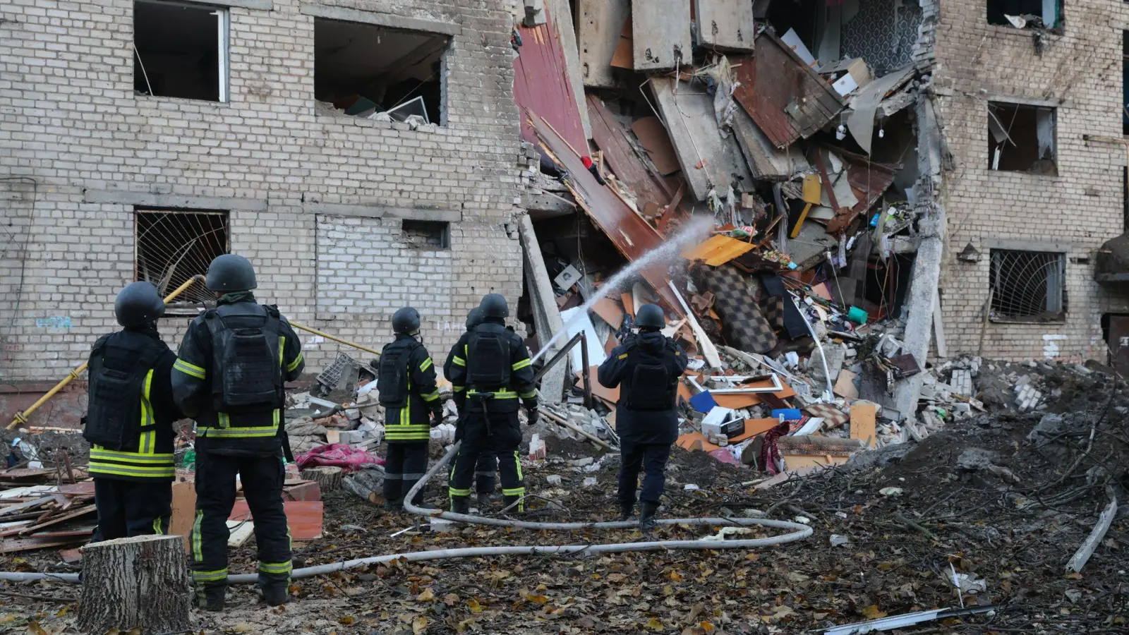 In der ukrainischen Großstadt Saporischschja schlug eine Rakete in ein Wohnheim ein. (Foto: Kateryna Klochko/AP/dpa)