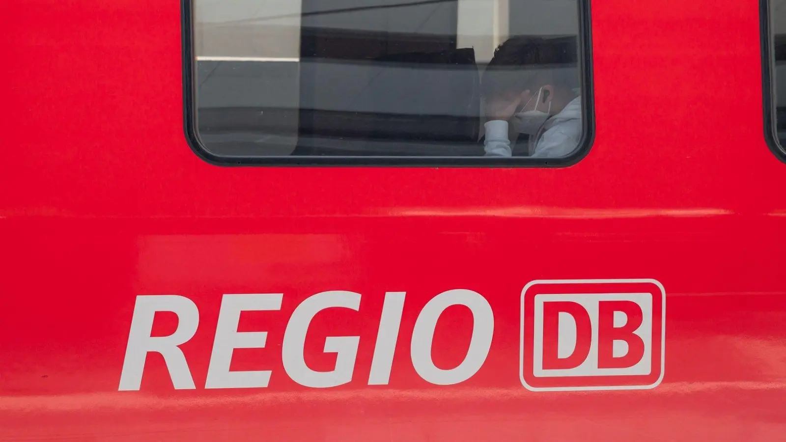 Auf der Strecke Markt Bibart - Nürnberger Hauptbahnhof kommt es am frühen Donnerstagmorgen zu einem Zugausfall.  (Symbolbild: Daniel Vogl/dpa/Archivbild)