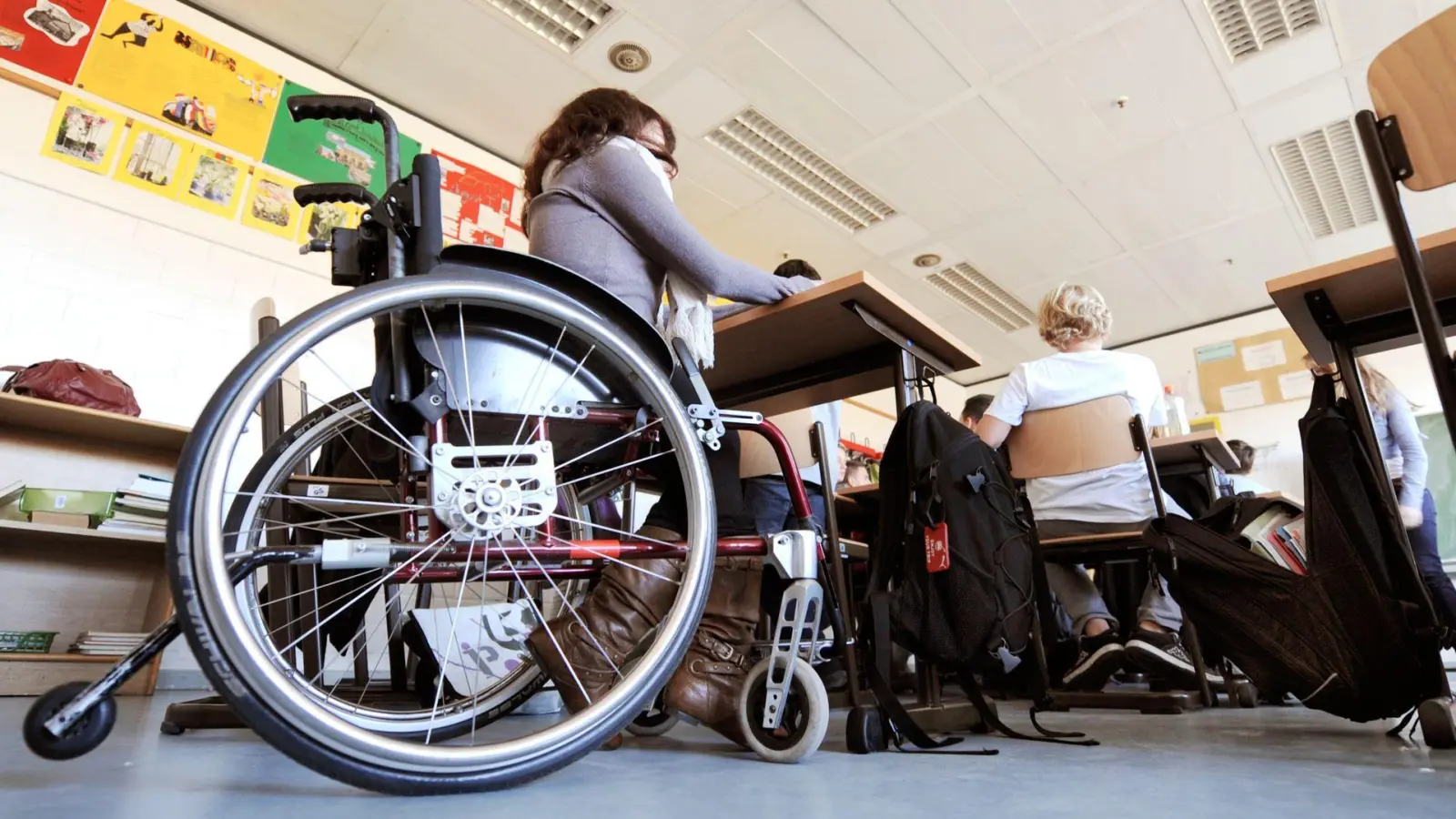 Inklusion scheitert oftmals schon an einem barrierefreien Zugang zum Klassenzimmer (Symbolbild). (Foto: Holger Hollemann/dpa)