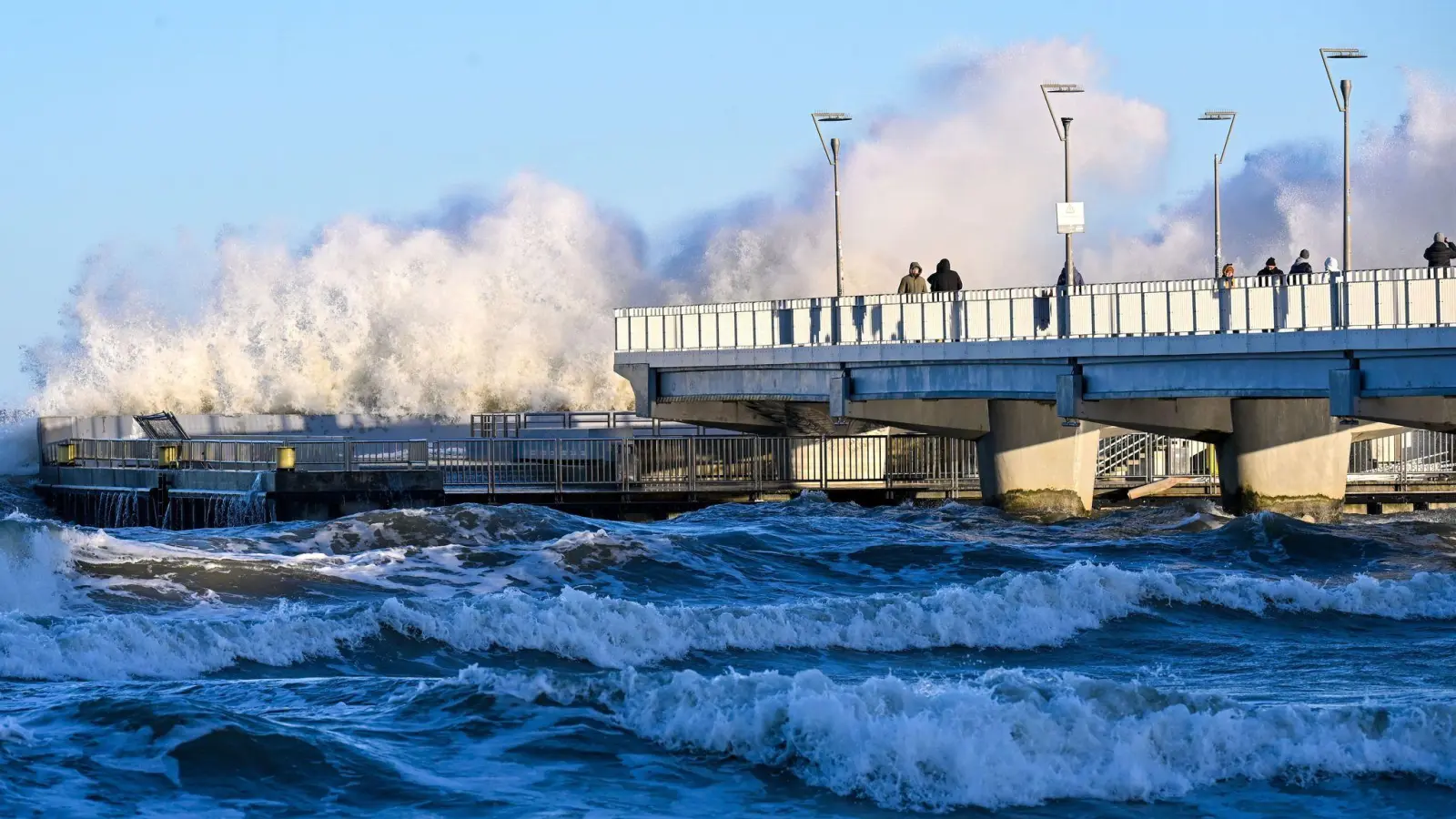 Vom Sturmwetter besonders stark betroffen ist die Ostseeküste Polens - wie hier das Ostseebad Kolberg. (Foto: Piotr Kowala/PAP/dpa)