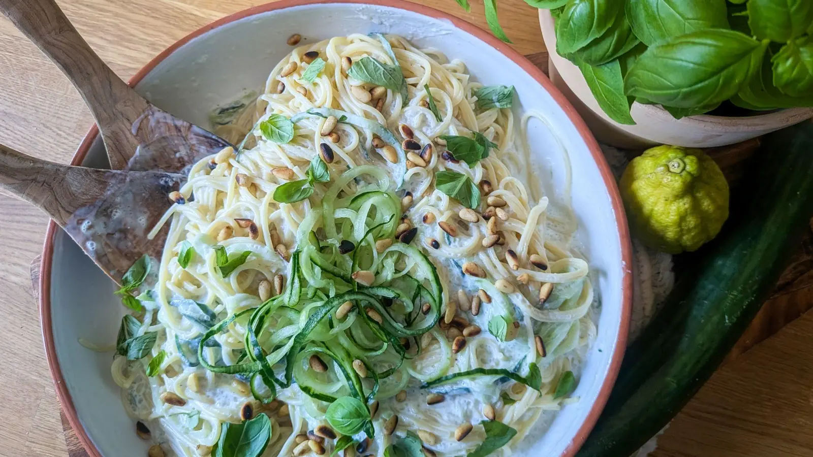 Gurkenspiralen geben der sommerlichen Joghurt-Pasta noch einen extra Frische-Kick.  (Foto: Doreen Hassek/dpa-tmn)