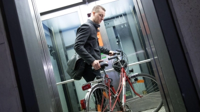 Der Aufzug als Stolperfalle? Das passiert, wenn zwischen Kabinen- und Etagenboden beim Halt kleine Stufen von einigen Zentimetern auftreten. (Foto: Christin Klose/dpa-tmn)