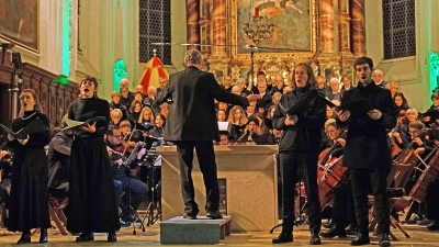 Ein Konzert für Ohren – und Augen: der Altarraum der Stiftsbasilika Herrieden war für die Aufführung des Gounod-Requiems illuminiert. (Foto: Elke Walter)