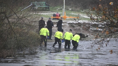 Eine Suchmannschaft im Einsatz. Womöglich sind noch weitere Kinder in den See gestürzt. (Foto: Matthew Cooper/PA Wire/dpa)