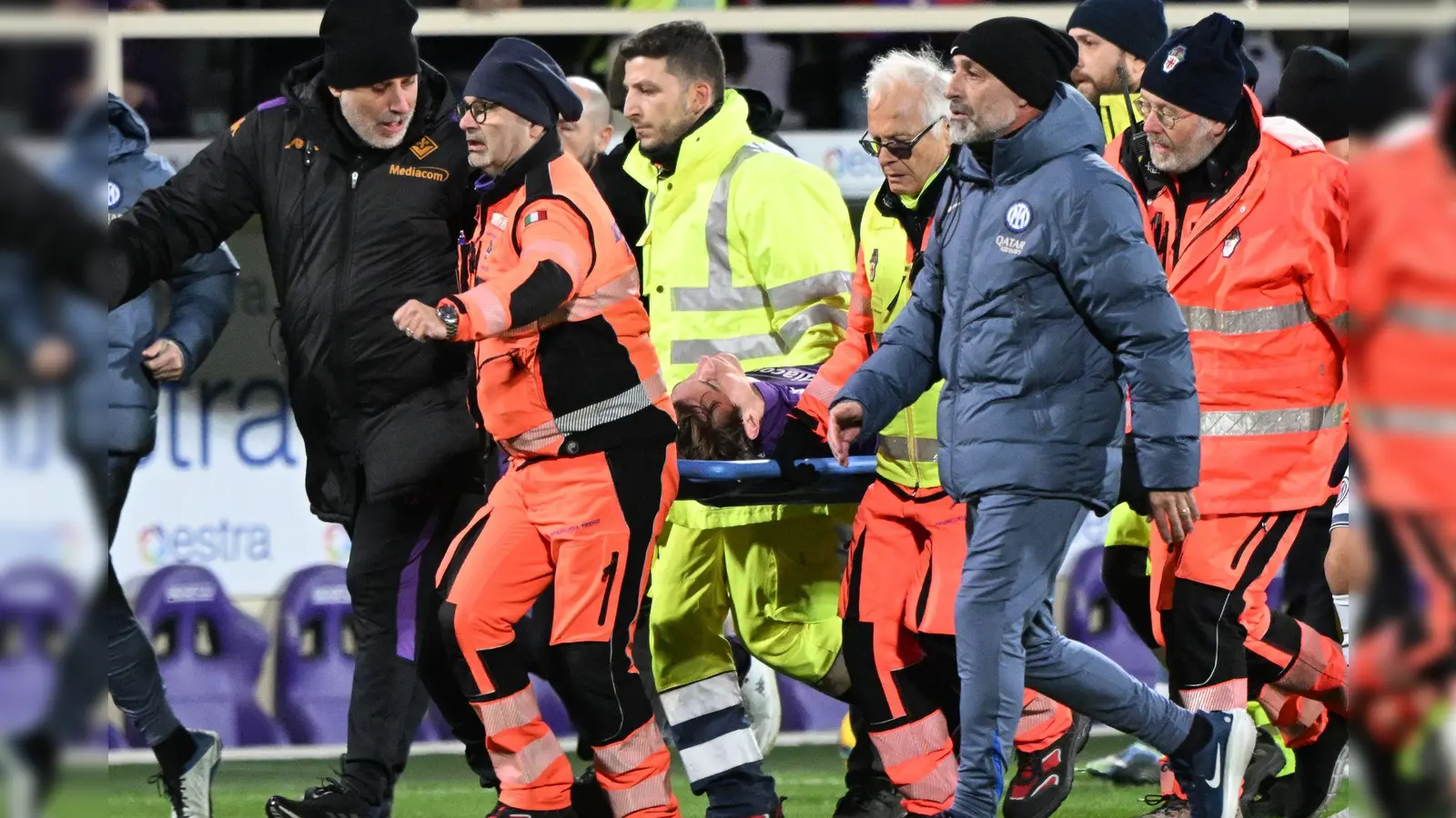 Fiorentina-Profi Edoardo Bove wird nach seinem Zusammenbruch zu einem Krankenwagen getragen. (Foto: Alberto Lingria/Xinhua/dpa)