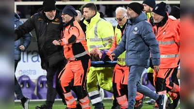 Fiorentina-Profi Edoardo Bove wird nach seinem Zusammenbruch zu einem Krankenwagen getragen. (Foto: Alberto Lingria/Xinhua/dpa)