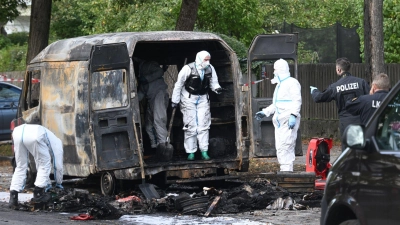 Auch ein Transporter brannte aus.  (Foto: Felix Hörhager/dpa)