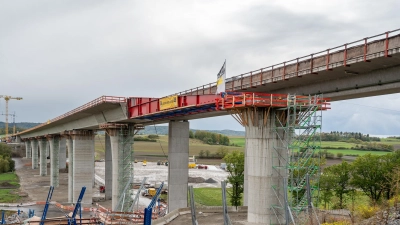 Die Talbrücke Pfeffermühle hat eine Länge von gut 400 Metern. Aktuell wird noch an der Erstellung des Teilbauwerks in Fahrtrichtung Würzburg gearbeitet, während der Verkehr vierspurig komplett über die andere Seite weiterrollt. (Foto: Mirko Fryska)