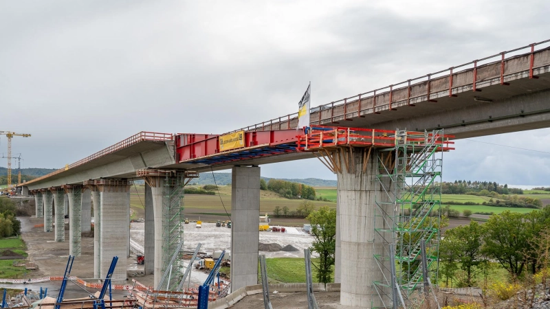 Die Talbrücke Pfeffermühle hat eine Länge von gut 400 Metern. Aktuell wird noch an der Erstellung des Teilbauwerks in Fahrtrichtung Würzburg gearbeitet, während der Verkehr vierspurig komplett über die andere Seite weiterrollt. (Foto: Mirko Fryska)