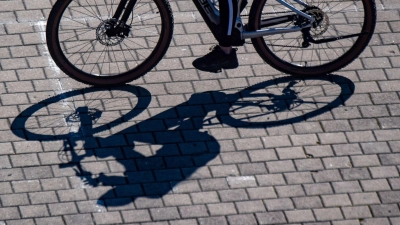 Bei einem missglückten Fahrmanöver hat ein Radler in Ansbach zwei Autos angefahren. (Symbolbild: Stefan Sauer/dpa)