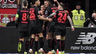 Bayer Leverkusen jubelt über das Tor zum 2:0 gegen den FC St. Pauli.  (Foto: Federico Gambarini/dpa)