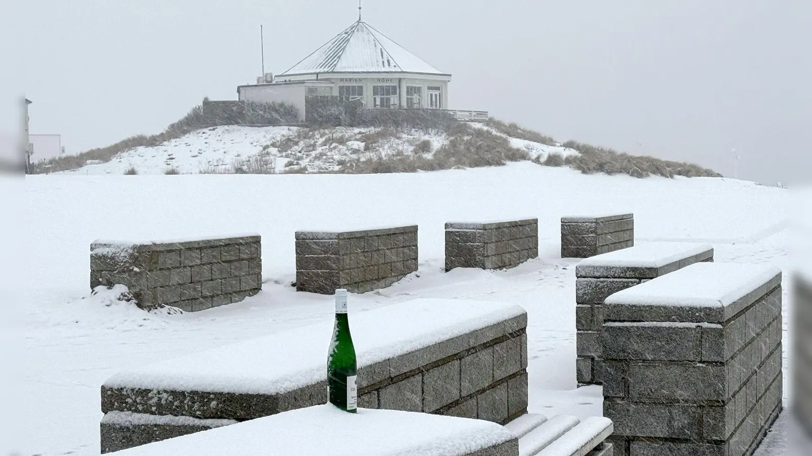 Es wird kühler und es schneit, am Alpenrand werden bis Freitagabend bis zu 20 Zentimeter Neuschnee erwartet. (Foto: Volker Bartels/dpa)