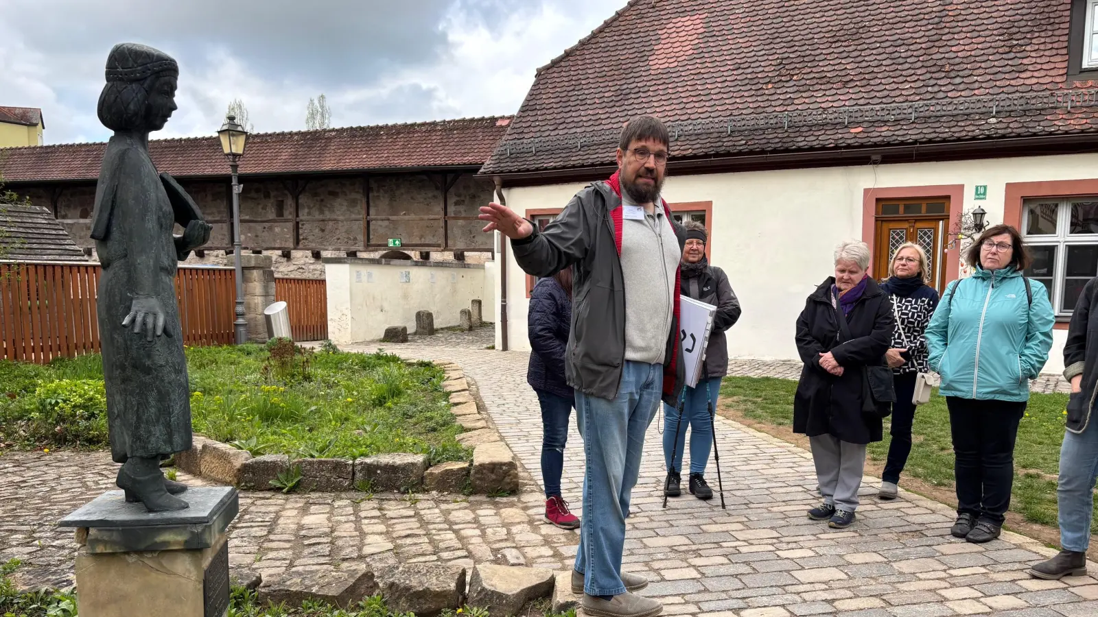 Stadtführer Martin Frenkler vor der Figur der Markgräfin Anna am Alten Schloss.  (Foto: Nicole Gunkel)