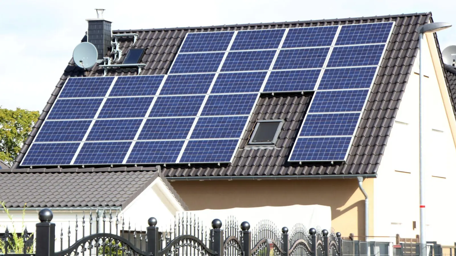 Wer seine PV-Anlage noch vor dem 1. August ans Netz gebracht hat, profitiert von einer geringfügig höheren Vergütung. Erfolgt die Installation erst nach dem Stichtag, gelten reduzierte Sätze. (Foto: Nestor Bachmann/dpa-tmn)