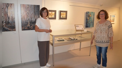 Die Künstlerin Martina Simon (rechts) mit Museumsleiterin Andrea Breuker (links) beim Gang durch die neue Sonderausstellung „Am Fluss“ im Museum Fluvius. (Foto: Peter Tippl)