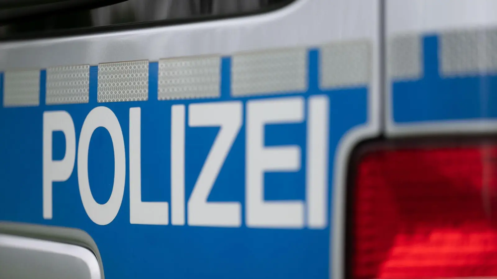 Ein Auto ist in Rosenheim in die Fassade eines Cafégebäudes gefahren – der Fahrer stand laut Polizei unter Alkoholeinfluss. (Symbolbild) (Foto: Marijan Murat/dpa)